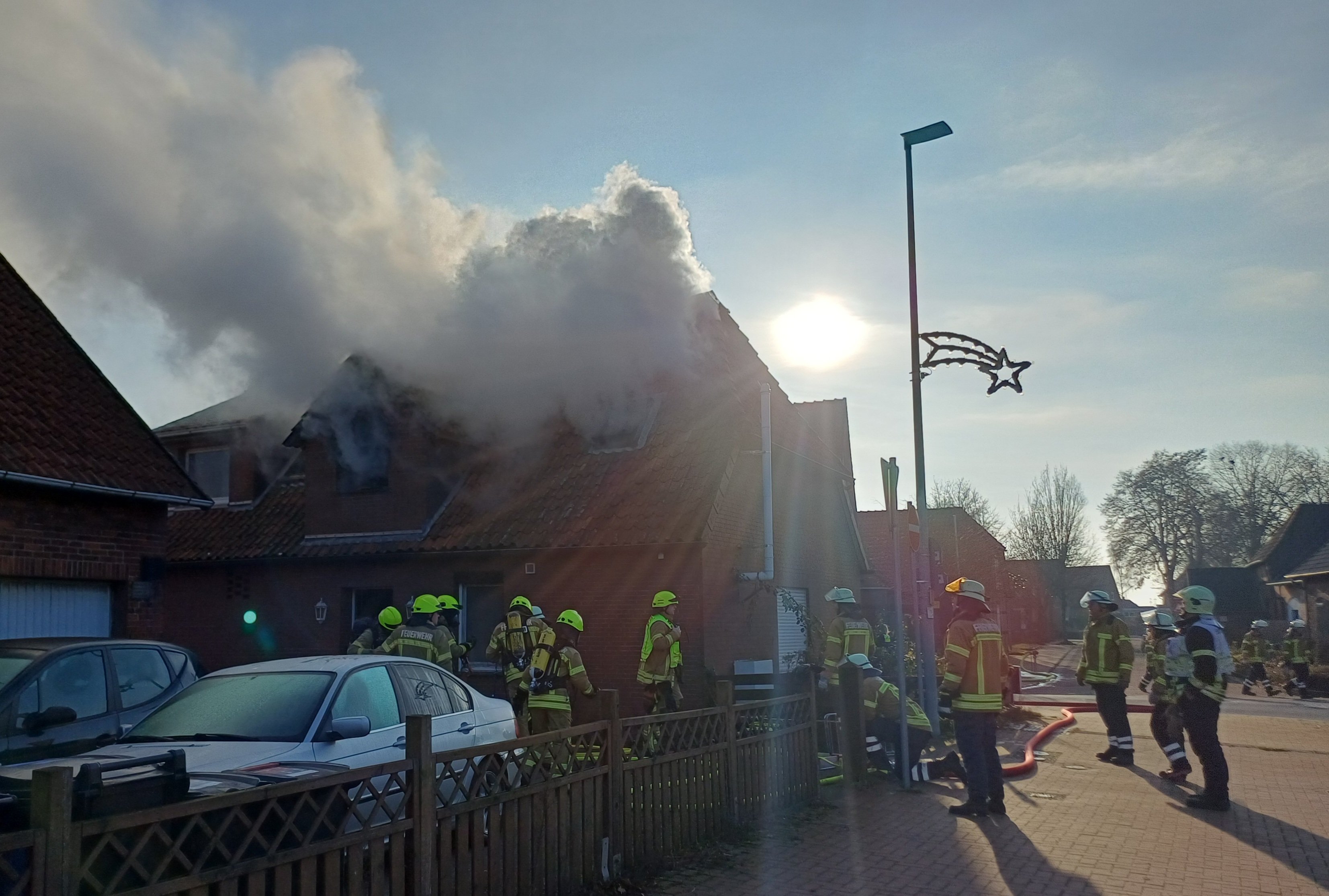 Einsatz%202025-12-14%20Dachstuhlbrand%20Bahnhofstra%C3%9Fe%20%287%29 Einsatz%202025-12-14%20Dachstuhlbrand%20Bahnhofstra%C3%9Fe%20%287%29